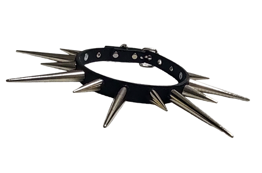 Black faux leather collar with alternating long cone spikes front view